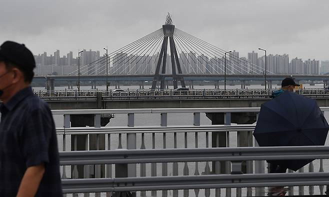 2차로인 광진교에서 바라본 올림픽대교. 지난 2001년 5월 29일 올림픽대교 중앙탑 상단에 성화 모양의 조형물을 설치하던 육군 치누크 헬기가 고난도 작업을 하다 부딪쳐 한강에 추락, 군인들이 사망한 사고가 발생했던 아픔을 가지고 있다.