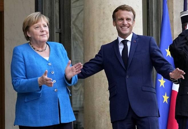 미국·영국·호주 3국 동맹 ‘오커스’ 발족 직후 프랑스 파리를 방문한 앙겔라 메르켈 독일 총리(왼쪽)가 에마뉘엘 마크롱 프랑스 대통령의 환대를 받고 있다. ‘오커스’ 출범으로 미국·영국에 배신당했다고 여기는 프랑스 입장에선 독일과의 관계가 한층 더 중요해졌다. 파리=AP연합뉴스