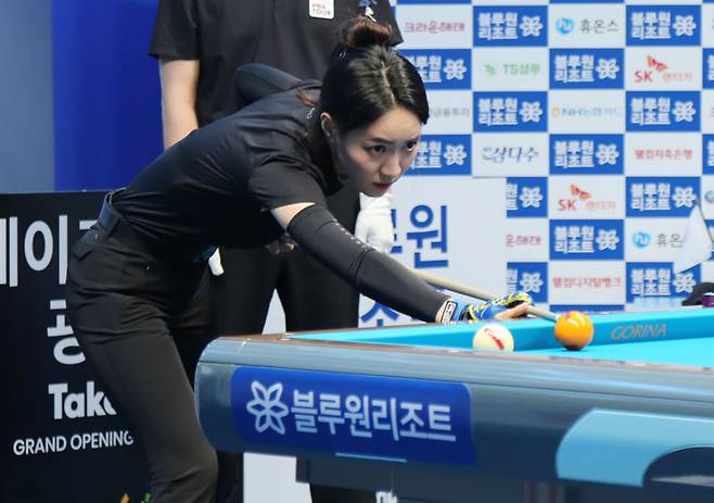 최혜미가 18일 LPBA 투어 스롱 피아비와의 2021-22시즌 개막전인 블루원리조트 챔피언십 8강전에서 적구를 노려보며 타구를 조준하고 있다. [LPBA 제공]