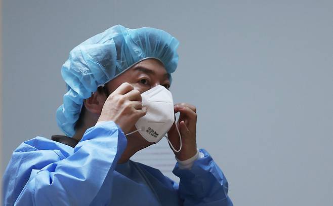 안철수 국민의당 대표가 18일 오전 서울 중구보건소 선별진료소에서 의료자원 봉사를 하기 위해 방호복과 마스크를 착용하고 있다. ⓒ연합뉴스