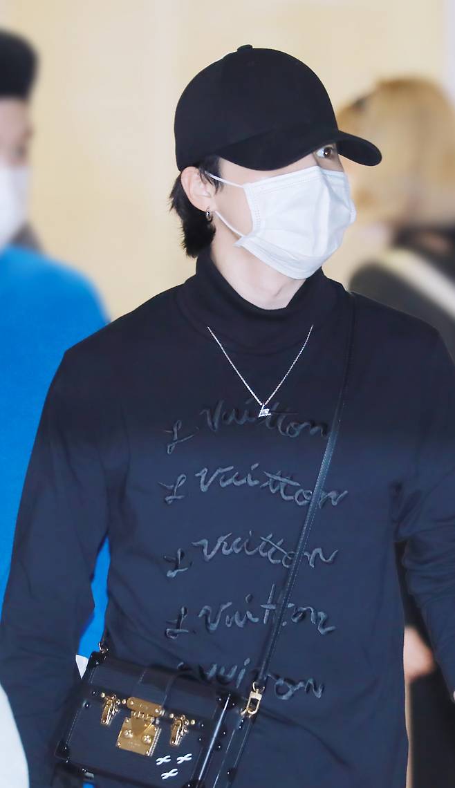 'FASHION ICON JIMIN' 방탄소년단 지민, 퍼펙트 모델핏 올블랙 공항패션..'지민 스키니' 열광