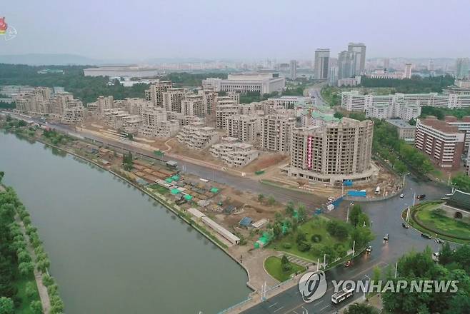 테라스식 주택이 건설되고 있는 북한 평양의 보통강변 (서울=연합뉴스) 공사 중인 보통강 강안 다락식(테라스식) 주택구건설 현장. [연합뉴스 자료사진·조선중앙TV 화면]
    [국내에서만 사용가능. 재배포 금지. For Use Only in the Republic of Korea. No Redistribution] nkphoto@yna.co.kr