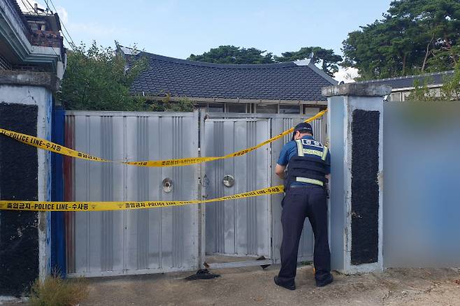 추석 연휴 첫날인 18일 오전 전남 장성군 한 주택에서 A(74·여)씨와 아들 B(55)씨 부부가 숨진 채 발견돼 경찰이 수사에 나섰다. 사진은 경찰이 현장 보존을 위해 주택 출입구에 출입 통제선을 설치하는 모습. (사진=연합뉴스)