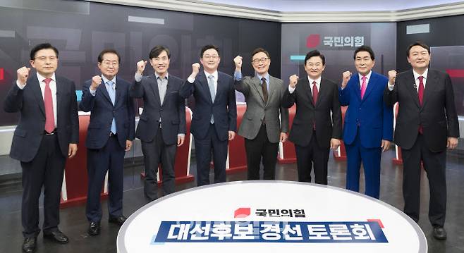 국민의힘 대선후보 경선 토론회가 16일 오후 서울 중구 TV조선 스튜디오에서 진행된 가운데 후보자들이 토론회 시작에 앞서 기념촬영을 하고 있다. 왼쪽부터 황교안, 홍준표, 하태경, 유승민, 최재형, 원희룡, 안상수, 윤석열.[국회사진취재단]