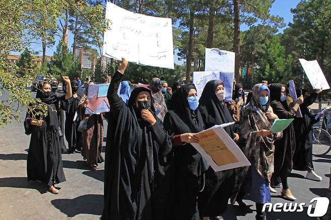 2일(현지시간) 탈레반이 점령한 아프가니스탄의 헤라트에서 여성들이 딸들이 학교에 갈 수 있다면 부르카 착용을 받아들이겠다며 플래카드를 들고 시위를 하고 있다. © AFP=뉴스1 © News1 우동명 기자