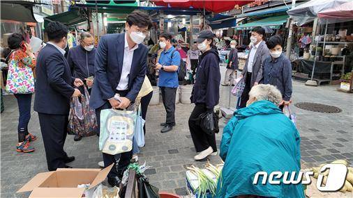 더불어민주당 장철민 의원(대전 동구)이 추석 연휴를 맞아 관내 전통시장에서 장보기를 하고 있다. (장철민 의원실 제공) ©뉴스1
