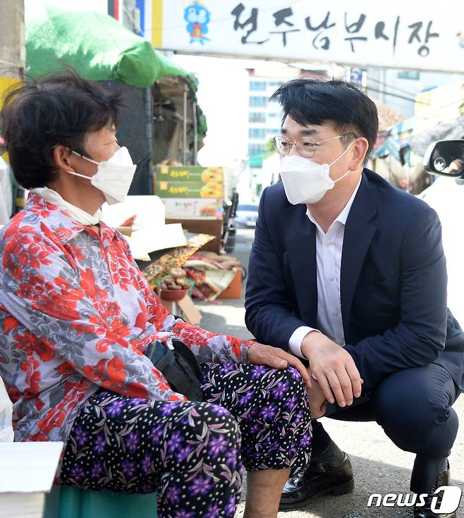 박용진 더불어민주당 대선 경선 후보가 20일 전북 전주시 남부시장을 찾아 상인들과 인사를 나누고 있다. 2021.9.20/뉴스1 © News1 유경석 기자