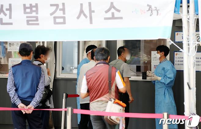 추석 연휴 셋째 날인 20일 오전 서울 중구 서울역 선별진료소에서 의료진과 근무자들이 검사를 받기 위해 온 시민들을 안내하고 있다.  2021.9.20/뉴스1 © News1 김진환 기자