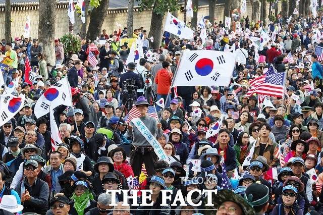 '정치 팬덤화'는 같은 의견을 가진 지지자들이 결집하면서 지나친 '강한 배타성'을 갖기도 한다. 이로 인해 어떠한 사안을 선과악으로 구분지어 극단적인 갈등을 빚기도 한다. 지난 2019년 청와대 사랑채 인근에서 범국민투쟁운동본부 등 보수단체 회원들이 조국 법무부 장관 사퇴 촉구 집회를 하고 있다. /뉴시스