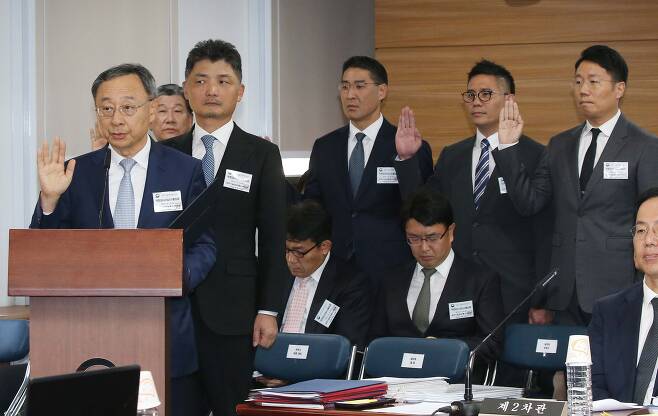사진은 2018년 10월 국정감사에 증인으로 소환된 카카오 김범수 의장(왼쪽 세번째)./조선DB