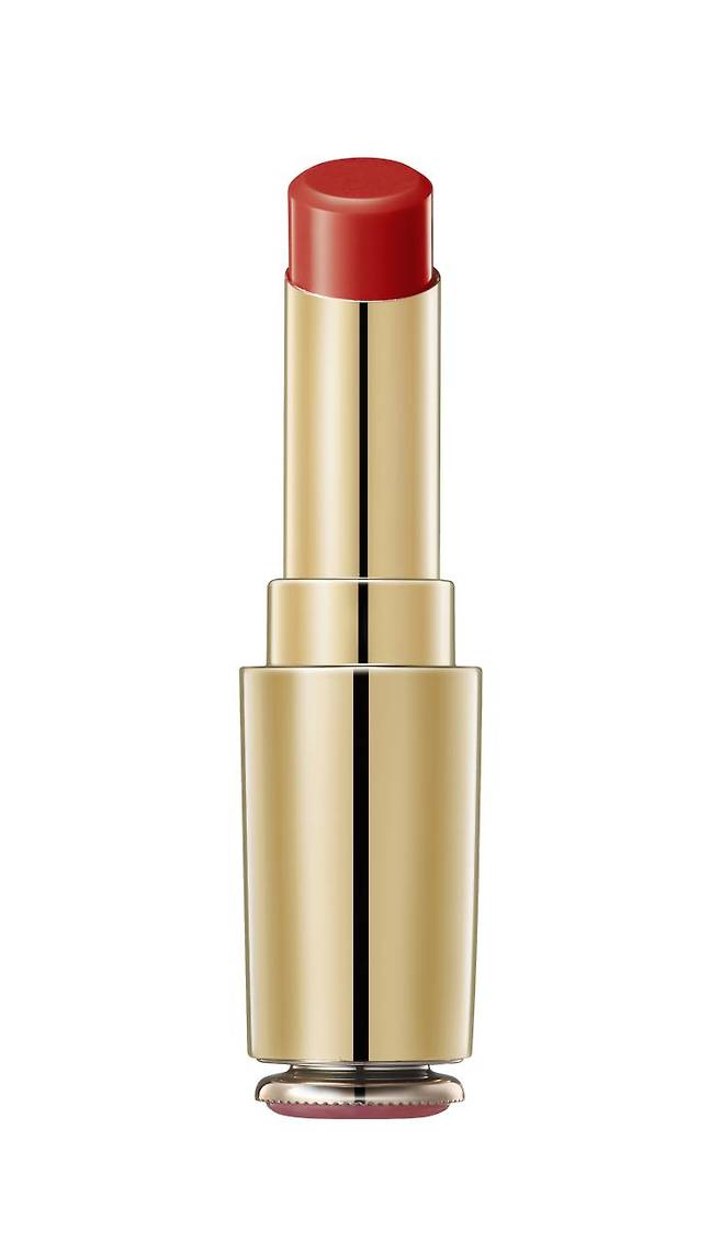 설화수 에센셜 립세럼 스틱 - 입술에 유·수분 2중 보습막을 형성하는 세럼 베이스 립스틱. 톤 다운된 핑크 컬러 39호 로즈 베일과 따뜻한 레드 컬러 56호 플레어 레드가 추가됐다. 3g 4만원.