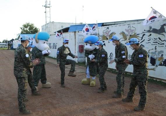 남수단 보르지역에서 재건지원 및 인도적 지원활동을 펼치는 한빛부대 제기차기를 하고 있다. 사진=합참 제공