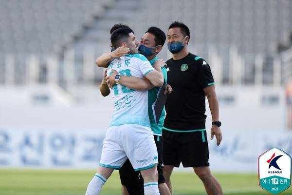 까뇨뚜(왼쪽, 안산그리너스). 한국프로축구연맹 제공