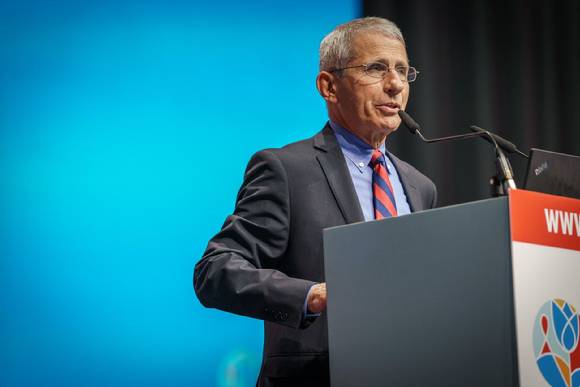 앤소니 파우치 소장이 FDA 자문위의 거부에도 3차 추가접종을 재검토해야 한다는 입장이다 [사진=NIAID]