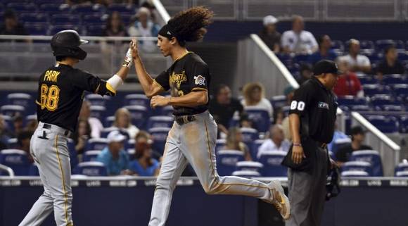 MLB 피츠버그에서 뛰고 있는 박효준(왼쪽)이 20일(한국시간) 열린 마이애미와 원정 경기에서 2-3으로 끌려가고 있던 9회초 투런포를 쏘아 올렸다. 그러나 피츠버그는 연장에서 마이애미 르윈 디아스에 끝내기 투런포를 허용하면서 5-6으로 졌다. [사진=뉴시스]