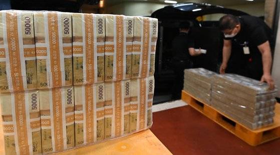 신종 코로나바이러스 감염증(코로나19)로 귀향이 어려워 지면서 대신 용돈이나 선물을 부치는 사례가 늘고 있다. 사진은 추석자금방출이 이뤄지고 있는 한국은행 강남본부. 곽성호 기자