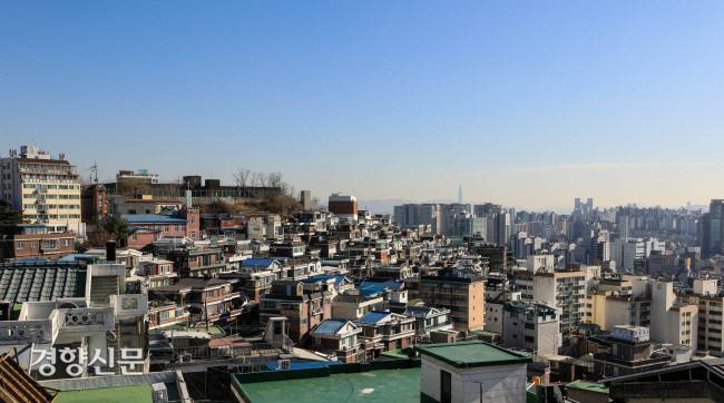 서울 성곽길에서 바라본 한 구릉지 저층주거지. 우철훈 선임기자