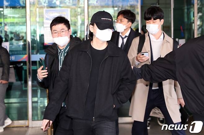 음주운전 사고를 내고 운전자를 바꿔치기 한 혐의 등으로 불구속 기소된 장제원 미래통합당 의원의 아들 래퍼 노엘(장용준)이 지난해 서울 마포구 서울서부지방법원에서 열린 첫 공판을 마치고 청사를 나서고 있다. /사진=뉴스1