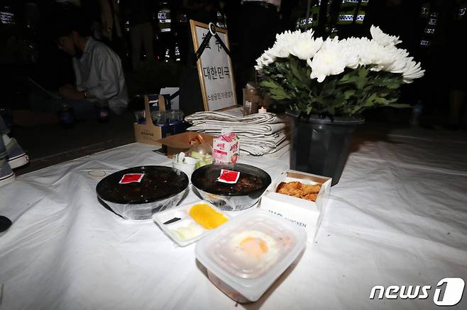 16일 오후 서울 영등포구 국회의사당역 3번출구 앞에 코로나19 장기화에 따른 정부의 영업제한으로 생활고에 시달려 극단선택을 한 자영업자를 추모하기 위한 임시분향소가 마련돼 자영업자들의 추모행렬이 이어지고 있다. /사진=뉴스1