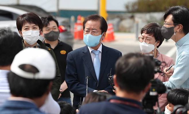 국민의힘 대권주자인 홍준표 의원이 20일 오후 '이재명 경기지사의 대장동 개발 특혜 의혹'과 관련해 경기 성남시 판교 대장동 개발 현장을 방문해 발언하고 있다. / 사진제공=뉴시스