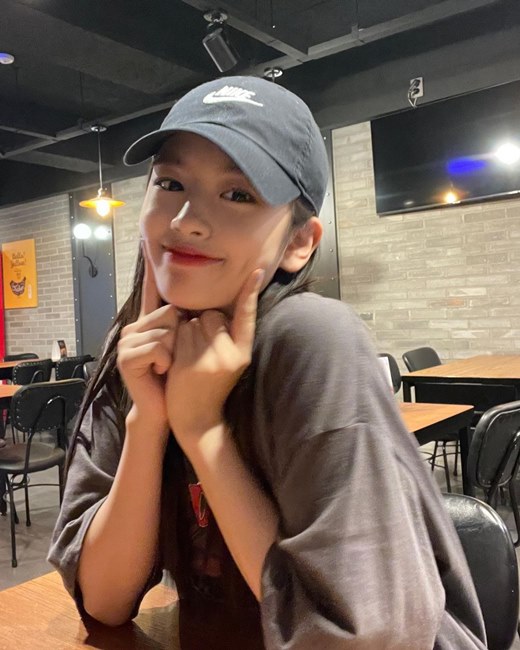 Ahn Yu-jin from group IZ*ONE reported on the recent situation after COVID-19 cure.Ahn Yu-jin posted several photos on his Instagram on the 19th with an article entitled I want to see.The photo shows Ahn Yu-jin wearing a hat looking at the camera and making a cute face. Ahn Yu-jins lovely figure catches the eye.On the other hand, Ahn Yu-jin reported on the 16th COVID-19 cure decision.