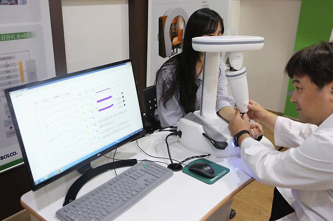 맥진기 시연 모습.[한국한의학연구원 제공]