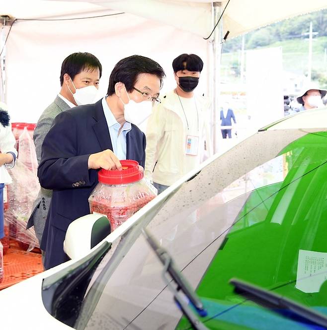 고윤환 문경시장이 '2021문경오미자축제'에서 드라이브 스루 방식으로 오미자를 판매하고 있다. (사진=문경시 제공) *재판매 및 DB 금지