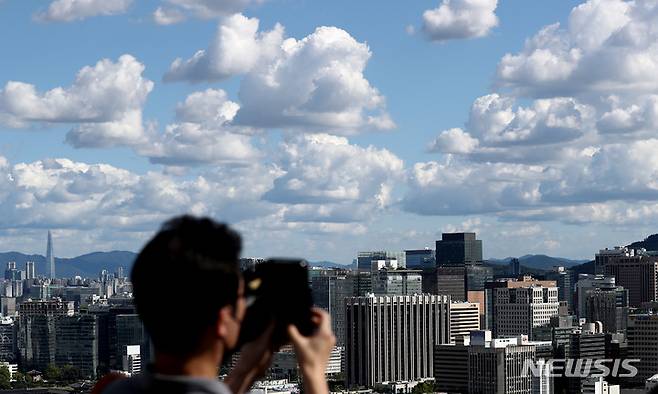 [서울=뉴시스] 이영환 기자 = 맑은 날씨를 보인 18일 오후 서울 종로구 인왕산 자락에서 바라본 도심이 구름과 조화를 이루고 있다. 2021.09.18. 20hwan@newsis.com