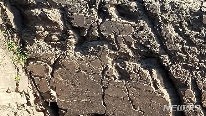 [울산=뉴시스] 구미현 기자 = 추석 연휴 이틀째인 19일 오후 국보 285호 반구대 암각화가 수면 위로 드러나 있다. 가을철 반구대암각화를 가장 선명히 관찰할 수 있는 시간은 오후 4시 20분부터 오후 5시까지다. 2021.09.20. gorgeouskoo@newsis.com