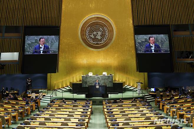 [뉴욕=뉴시스] 김진아 기자 = 문재인 대통령이 20일(현지시간) 미국 뉴욕 유엔본부 총회장에서 열린 제2차 SDG Moment(지속가능발전목표 고위급회의) 개회식에서 연설하고 있다. 2021.09.20. bluesoda@newsis.com
