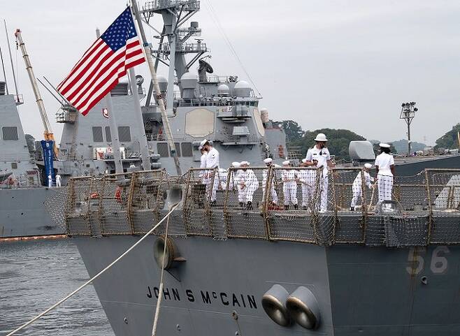 1997년부터 24년간 미국 해군 제7함대에 배속됐던 구축함 ‘USS 존 매케인’이 17일(현지시간) 일본 요코스카를 떠나 미 본토로 이동하는 가운데 하얀 예복을 차려 입은 승조원들이 출항을 기념하고 있다. 미 해군 홈페이지