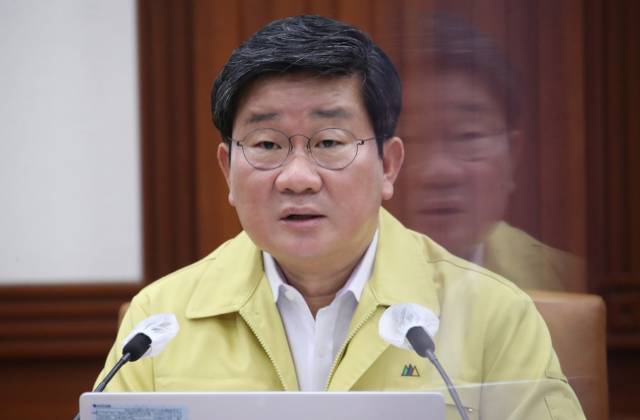 전해철 중대본 2차장(행안부 장관)이 지난 19일 정부서울청사에서 열린 코로나19 대응 중앙재난안전대책본부 회의를 주재하며 발언하고 있다./연합뉴스