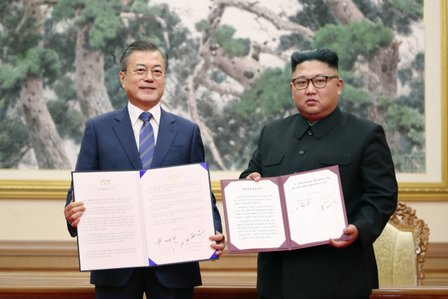 2018년 9월19일 문재인 대통령과 김정은 북한 국무위원장이 평양 백화원 영빈관에서 평양공동선언문에 서명한 뒤 합의서를 들어 보이고 기념촬영을 하는 모습. /연합뉴스