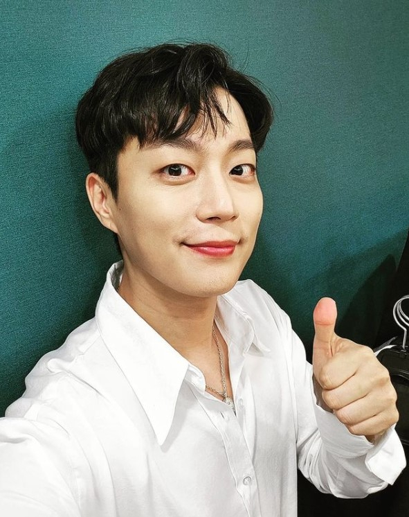 On the morning of the 20th, Yoon Doo-joon posted a picture on his SNS with an article entitled Chuseok is!!! Everyone have a healthy and happy holiday!!!!In the open photo, Yoon Doo-joon showed a sensual fashion sense by wearing a white shirt and matching a silver necklace.Especially, he smiled and showed a so-called thumb chuck pose.The netizens commented, Please have a happy Chuseok for your brother, I have a lot of delicious things! And Doo Jun has a fun holiday and watch out for health!Meanwhile, Yoon Doo-joon will appear in the Drama No Old Fill (playplayplay by Son Geun-joo and Lee Hae-ri, production by Cabin 74 and UFO Productions) which is scheduled to air.