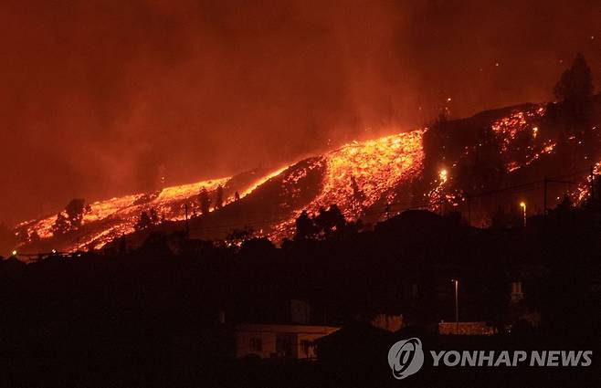 19일(현지시간) 19일(현지시간) 스페인령 카나리아제도 라팔마섬 쿰브레 비에하 화산에서 분출된 용암이 산비탈을 타고 흘러내리고 있다. [AFP=연합뉴스]