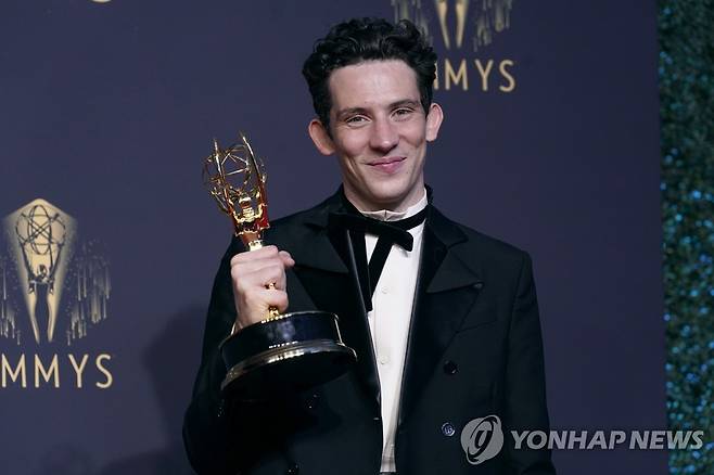 19일(현지시간) 미국 캘리포니아주 로스앤젤레스에서 열린 제73회 프라임타임 에미상에서 넷플릭스 오리지널 '더 크라운'에서 찰스 왕세자 역으로 드라마 시리즈 남우주연상을 받은 조쉬 오코너가 상을 들고 사진을 촬영하고 있다. [AP=연합뉴스]