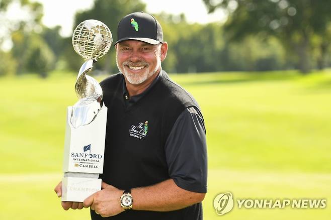 우승 트로피를 든 클라크 [AFP=연합뉴스]