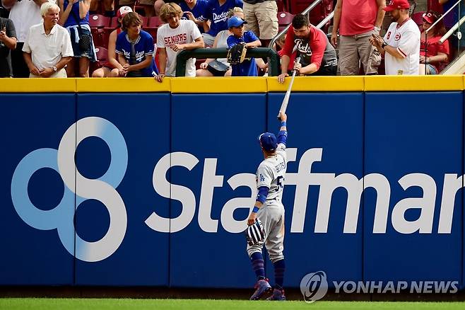 홈런공 돌려준 관중에게 자신의 사인 배트로 보답하는 무키 베츠 [AFP=연합뉴스]