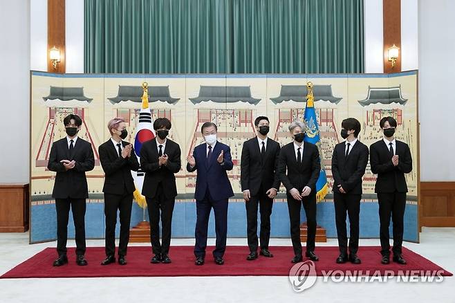 BTS와 기념사진 촬영하는 문 대통령 (서울=연합뉴스) 최재구 기자 = 문재인 대통령이 14일 청와대에서 열린 미래세대와 문화를 위한 대통령 특별사절 임명장 수여식에서 그룹 BTS에게 임명장을 수여하고 기념사진을 촬영하고 있다. 왼쪽부터 뷔, 제이홉, 진, 문 대통령, RM, 슈가, 지민, 정국. 2021.9.14 jjaeck9@yna.co.kr