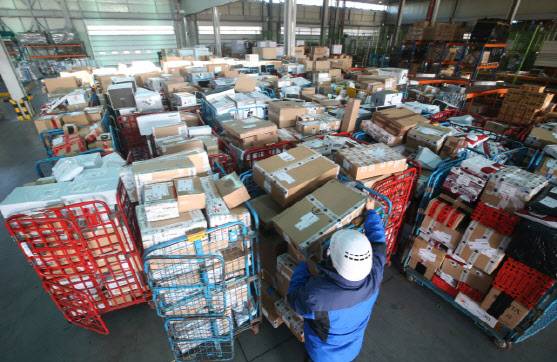 인천 영종도 인천공항세관 특송업체 창고에서 직원들이 해외 직구 제품을 분류하고 있다. (사진=연합뉴스)