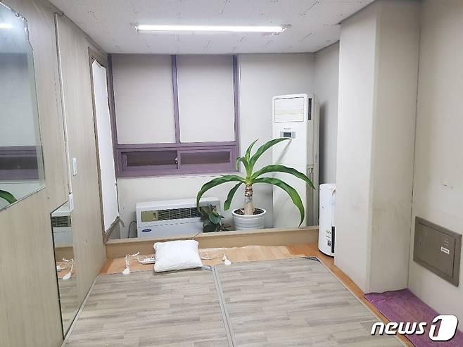 경기주택도시공사에서 공급·관리하는 아파트 내 경비·미화노동자 휴게시설에 대한 만족도가 높은 것으로 조사됐다. 사진은 하남풍산지구 임대아파트 휴게실.(경기도 제공)/© 뉴스1