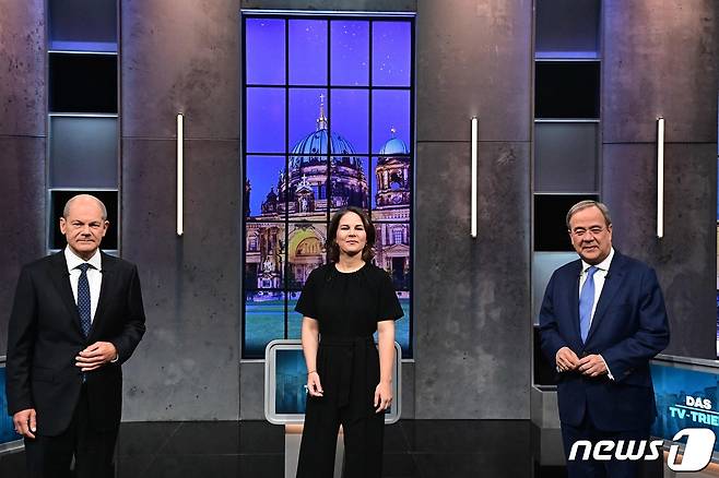 오는 26일 독일 총선을 앞두고 왼쪽부터 올라프 숄츠 사회민주당(SPD), 안날레나 베어복 녹색당, 아르민 라셰트 집권 기독민주(CDU)·기독사회(CSU) 후보가 2021년 9월 19일(현지시간) 마지막 TV 토론회에 출연한 모습. © AFP=뉴스1 © News1 최서윤 기자