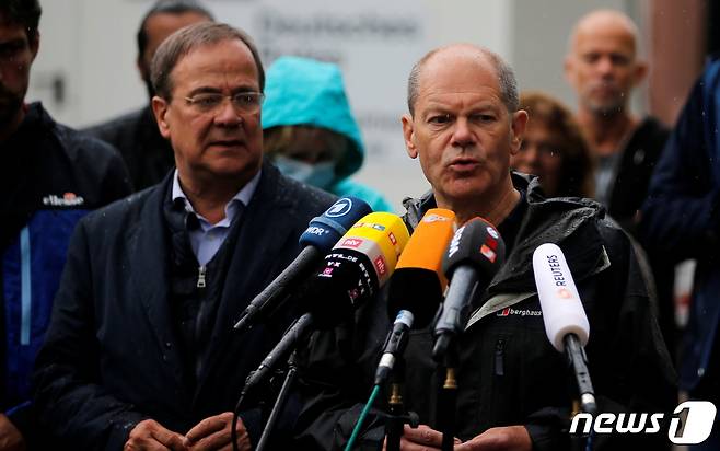 이번 독일 총선에 출마한 사민당 올라프 숄츠(오른쪽) 대표와 집권 기민연합 아르민 라셰트 후보 중 정당 지지율과 후보 개인 경쟁력에서 모두 사민당 숄츠 대표가 앞선다는 분석이다. 사진은  지난달 3일 독일 부총리 겸 재무장관을 맡고 있는 숄츠 대표와 노르트라인베스트팔렌 주지사인 라셰트 대표가 폭우 피해를 입은 독일 스톨베르그 지역을 찾아 인터뷰하는 모습. © 로이터=뉴스1 © News1 이정후 기자