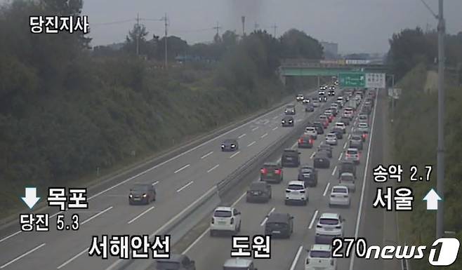 추석 당일인 21일 오전 서해안선 서울방향 상행선이 극심한 정체를 빚고 있다. (한국도로공사 CCTV 화면 캡쳐) © 뉴스1