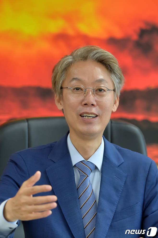 송경창 경북도 환동해지역본부장은 21일 앞으로 10년은 에너지 대전환과 디지털 대전환이 융합하는 시대에 동해안 그린경제는 미래로 가는 등대가 될 것이고, 동해안의 새로운 미래가 될 것이다"고 말하고 있다. © News1 김대벽