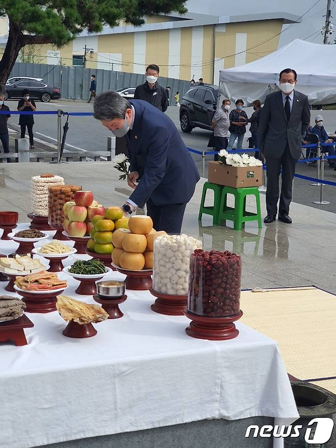 이인영 통일부 장관이 21일 추석을 맞아 임진각 망배단을 참배했다고 통일부가 밝혔다. © 통일부 제공