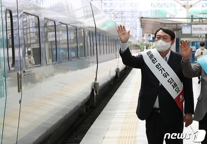 윤석열 국민의힘 대선 경선 후보가 19일 오전 서울 중구 봉래동 서울역에서 귀성길 명절인사를 하고 있다. 2021.9.19/뉴스1 © News1 박정호 기자