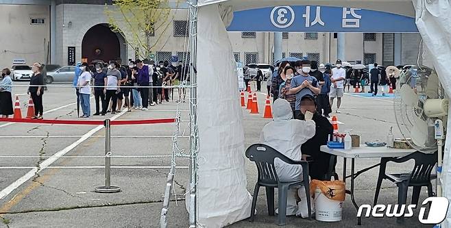 추석인 21일 오후 전북 전주시 종합경기장 선별진료소에서 시민들이 코로나19 검사를 받고 있다.2021.9.21/© 뉴스1 강교현기자