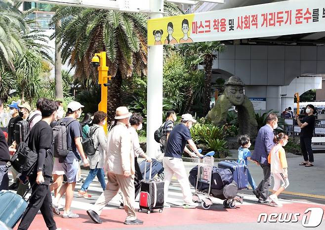 추석 연휴 첫날 18일 오후 제주국제공항에 귀성객과 여행객이 몰려 붐비고 있다.2021.9.18/뉴스1 © News1 홍수영 기자