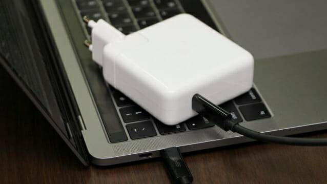 2016년 출시된 맥북프로 13형. USB-C(썬더볼트) 단자만 탑재했다. (사진=지디넷코리아)